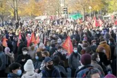 - Fransa'da birçok kentte 'küresel güvenlik' yasası protestosu - Fransa'da birçok kentte 'küresel güvenlik' yasası protestosu