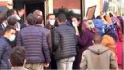 HDP önünde ailelerin yüzüne tükürülmesi iddiası gerginlik oluşturdu HDP önünde ailelerin yüzüne tükürülmesi iddiası gerginlik oluşturdu