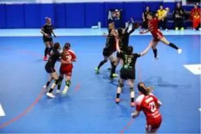 KASTAMONU - Hentbol: EHF Kadınlar Avrupa Ligi - Kastamonu Belediyespor: 31 - DVSC Schaeffler: 30 KASTAMONU - Hentbol: EHF Kadınlar Avrupa Ligi - Kastamonu Belediyespor: 31 - DVSC Schaeffler: 30