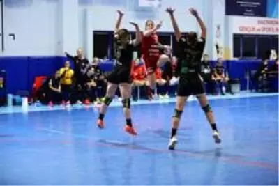 KASTAMONU - Hentbol: EHF Kadınlar Avrupa Ligi - Kastamonu Belediyespor: 31 - DVSC Schaeffler: 30 KASTAMONU - Hentbol: EHF Kadınlar Avrupa Ligi - Kastamonu Belediyespor: 31 - DVSC Schaeffler: 30