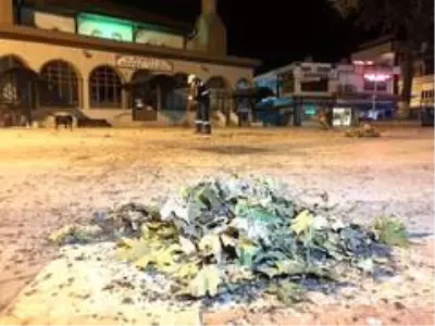 Herkes evlerine gitti, sokaklar temizlikçilere kaldı Herkes evlerine gitti, sokaklar temizlikçilere kaldı