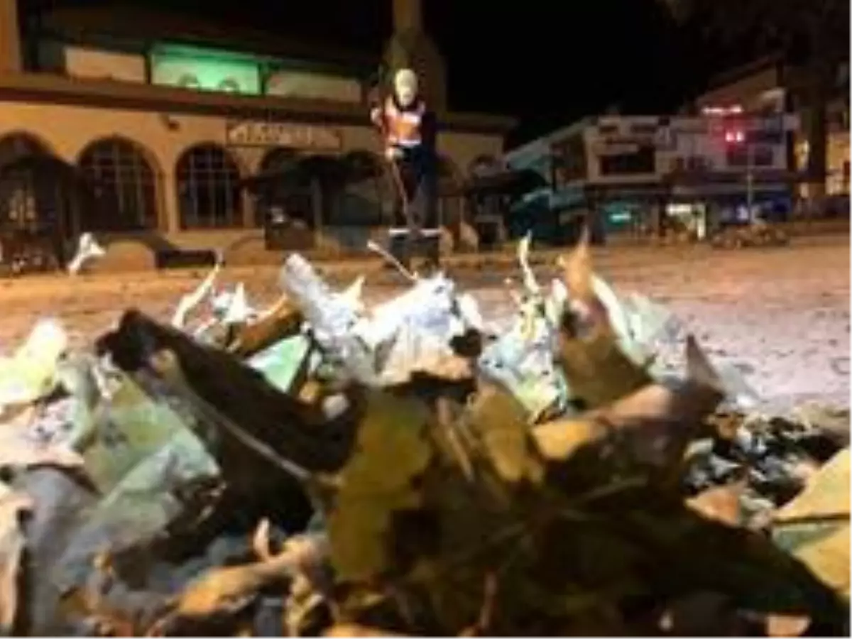 Herkes evlerine gitti, sokaklar temizlikçilere kaldı