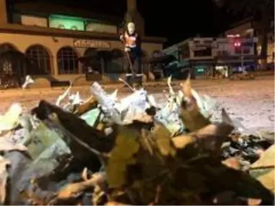 Herkes evlerine gitti, sokaklar temizlikçilere kaldı Herkes evlerine gitti, sokaklar temizlikçilere kaldı