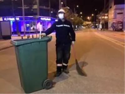 Herkes evlerine gitti, sokaklar temizlikçilere kaldı Herkes evlerine gitti, sokaklar temizlikçilere kaldı