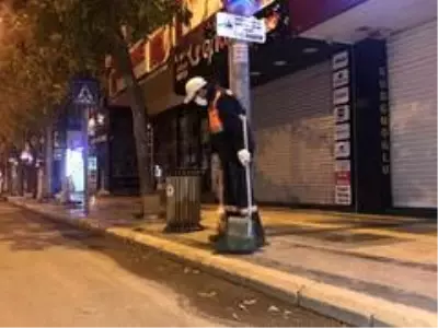 Herkes evlerine gitti, sokaklar temizlikçilere kaldı Herkes evlerine gitti, sokaklar temizlikçilere kaldı