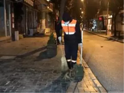 Herkes evlerine gitti, sokaklar temizlikçilere kaldı Herkes evlerine gitti, sokaklar temizlikçilere kaldı