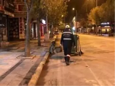 Herkes evlerine gitti, sokaklar temizlikçilere kaldı Herkes evlerine gitti, sokaklar temizlikçilere kaldı