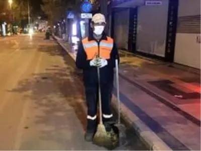 Herkes evlerine gitti, sokaklar temizlikçilere kaldı Herkes evlerine gitti, sokaklar temizlikçilere kaldı