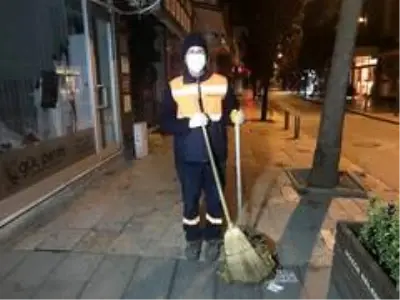 Herkes evlerine gitti, sokaklar temizlikçilere kaldı Herkes evlerine gitti, sokaklar temizlikçilere kaldı