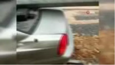 Hurdaya dönen araçtan sağ çıktılar Hurdaya dönen araçtan sağ çıktılar