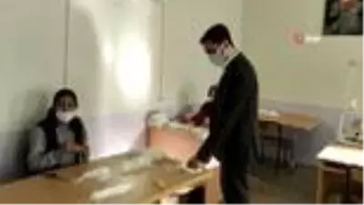 İlçede üretilen 50 bin adet maske ücretsiz dağıtılmaya başlandı İlçede üretilen 50 bin adet maske ücretsiz dağıtılmaya başlandı