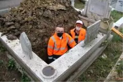 İnsanların kuyularını kazıyorlar