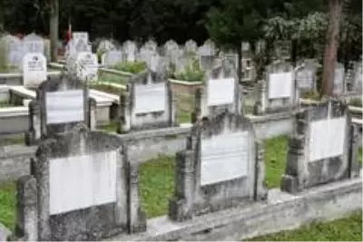 İnsanların kuyularını kazıyorlar