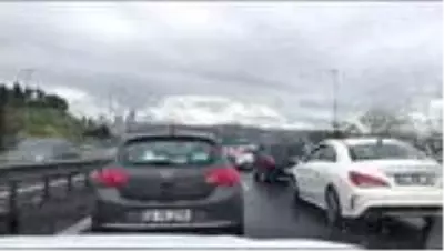İşten çıkarılmalarına tepki gösteren bir grup köprüde eylem yaptı İşten çıkarılmalarına tepki gösteren bir grup köprüde eylem yaptı