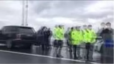 İşten çıkarılmalarına tepki gösteren bir grup köprüde eylem yaptı