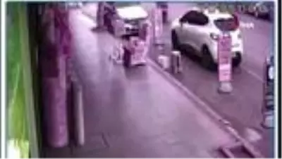 İzmir'de kapkaç dehşeti: O anlar kamerada İzmir'de kapkaç dehşeti: O anlar kamerada