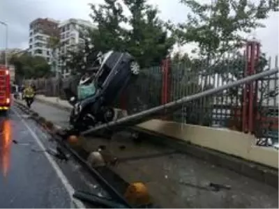 Kadıköy'de akılalmaz kaza! Otomobil korkuluklarda asılı kaldı: 1 yaralı