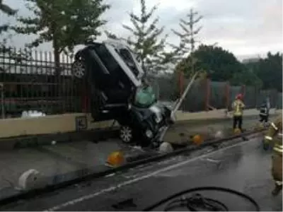Kadıköy'de akılalmaz kaza! Otomobil korkuluklarda asılı kaldı: 1 yaralı