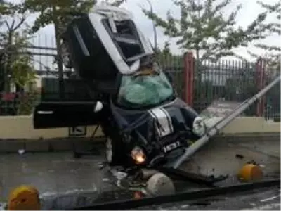 Kadıköy'de akılalmaz kaza! Otomobil korkuluklarda asılı kaldı: 1 yaralı
