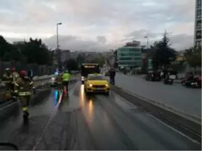 Kadıköy'de akılalmaz kaza! Otomobil korkuluklarda asılı kaldı: 1 yaralı
