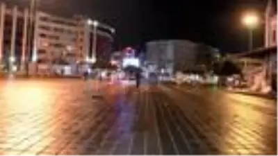 Kadıköy ve Üsküdar'da sokağa çıkma kısıtlaması başladı, sokaklar boşaldı Kadıköy ve Üsküdar'da sokağa çıkma kısıtlaması başladı, sokaklar boşaldı