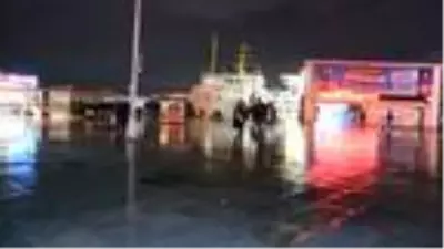 Kadıköy ve Üsküdar'da sokağa çıkma kısıtlaması başladı, sokaklar boşaldı Kadıköy ve Üsküdar'da sokağa çıkma kısıtlaması başladı, sokaklar boşaldı