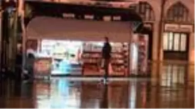 Kadıköy ve Üsküdar'da sokağa çıkma kısıtlaması başladı, sokaklar boşaldı Kadıköy ve Üsküdar'da sokağa çıkma kısıtlaması başladı, sokaklar boşaldı