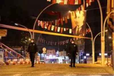 Kısıtlama başladı 'kilit kavşak'ta tüm araçlar tek tek durduruldu Kısıtlama başladı 'kilit kavşak'ta tüm araçlar tek tek durduruldu