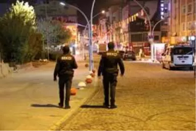 Kısıtlama başladı 'kilit kavşak'ta tüm araçlar tek tek durduruldu Kısıtlama başladı 'kilit kavşak'ta tüm araçlar tek tek durduruldu