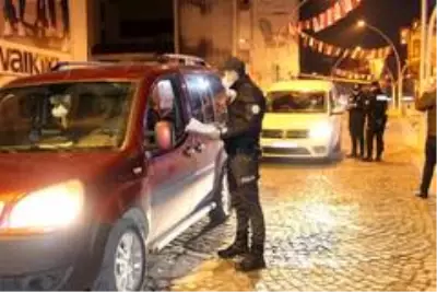Kısıtlama başladı 'kilit kavşak'ta tüm araçlar tek tek durduruldu Kısıtlama başladı 'kilit kavşak'ta tüm araçlar tek tek durduruldu