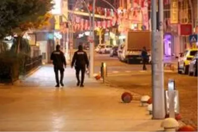 Kısıtlama başladı 'kilit kavşak'ta tüm araçlar tek tek durduruldu Kısıtlama başladı 'kilit kavşak'ta tüm araçlar tek tek durduruldu