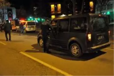 Kars'ta polis eksi 5 derece soğukta denetim yaptı Kars'ta polis eksi 5 derece soğukta denetim yaptı