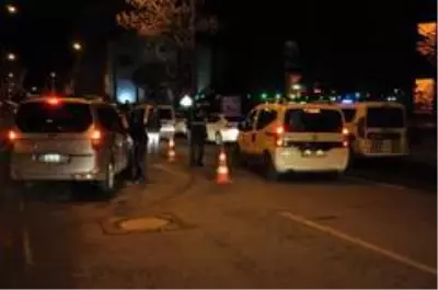 Kars'ta polis eksi 5 derece soğukta denetim yaptı Kars'ta polis eksi 5 derece soğukta denetim yaptı