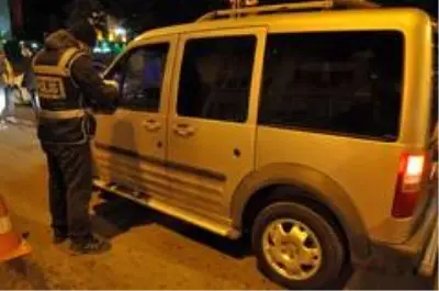Kars'ta polis eksi 5 derece soğukta denetim yaptı Kars'ta polis eksi 5 derece soğukta denetim yaptı