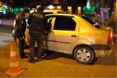 Kars'ta polis eksi 5 derece soğukta denetim yaptı Kars'ta polis eksi 5 derece soğukta denetim yaptı