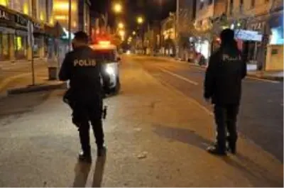 Kars'ta polis eksi 5 derece soğukta denetim yaptı Kars'ta polis eksi 5 derece soğukta denetim yaptı