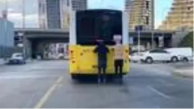 Kartal'da otobüse tutunan patenli gençlerin tehlikeli yolculuğu Kartal'da otobüse tutunan patenli gençlerin tehlikeli yolculuğu