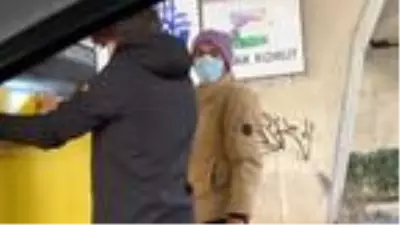 Kartal'da otobüse tutunan patenli gençlerin tehlikeli yolculuğu Kartal'da otobüse tutunan patenli gençlerin tehlikeli yolculuğu