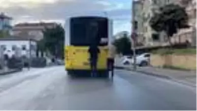 Kartal'da otobüse tutunan patenli gençlerin tehlikeli yolculuğu Kartal'da otobüse tutunan patenli gençlerin tehlikeli yolculuğu