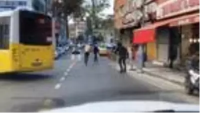Kartal'da otobüse tutunan patenli gençlerin tehlikeli yolculuğu Kartal'da otobüse tutunan patenli gençlerin tehlikeli yolculuğu