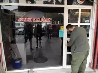 Kısıtlama kapsamında AVM'ler, marketler ve berberler saat 10.00'da açıldı Kısıtlama kapsamında AVM'ler, marketler ve berberler saat 10.00'da açıldı