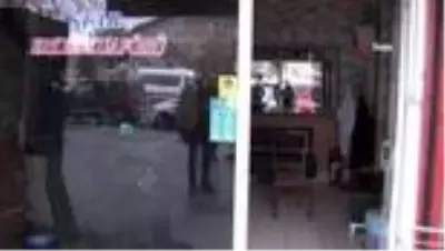 Kısıtlama kapsamında AVM'ler, marketler ve berberler saat 10.00'da açıldı Kısıtlama kapsamında AVM'ler, marketler ve berberler saat 10.00'da açıldı