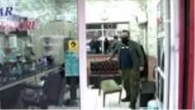 Kısıtlama kapsamında AVM'ler, marketler ve berberler saat 10.00'da açıldı Kısıtlama kapsamında AVM'ler, marketler ve berberler saat 10.00'da açıldı