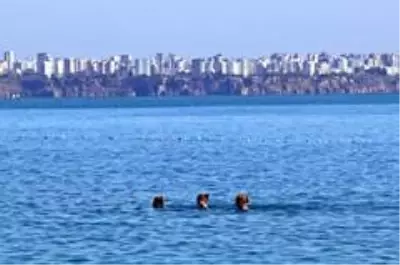 Kısıtlama öncesi Konyaaltı Sahili turistlere kaldı, kent sakinleri de fotoğraf çekinmekle yetindi