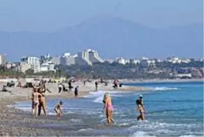 Kısıtlama öncesi Konyaaltı Sahili turistlere kaldı, kent sakinleri de fotoğraf çekinmekle yetindi