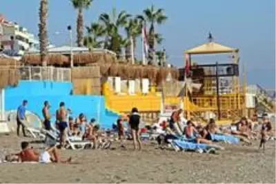 Kısıtlama öncesi Konyaaltı Sahili turistlere kaldı, kent sakinleri de fotoğraf çekinmekle yetindi