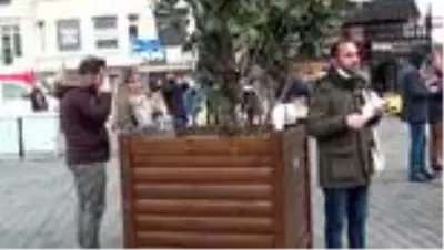 Kısıtlama sonrası restorana giremeyenler yemeklerini sokakta yedi Kısıtlama sonrası restorana giremeyenler yemeklerini sokakta yedi