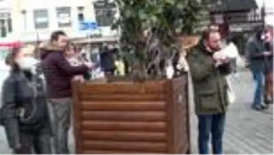 Kısıtlama sonrası restorana giremeyenler yemeklerini sokakta yedi Kısıtlama sonrası restorana giremeyenler yemeklerini sokakta yedi