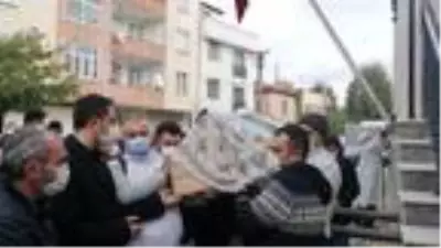 Kızını trafik kazasında kaybeden baba: Kurban olduğum yavrum, gelinlikle gidecekken tabutla gidiyor Kızını trafik kazasında kaybeden baba: Kurban olduğum yavrum, gelinlikle gidecekken tabutla gidiyor