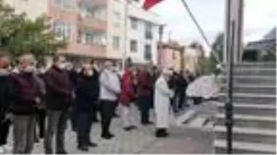 Kızını trafik kazasında kaybeden baba: Kurban olduğum yavrum, gelinlikle gidecekken tabutla gidiyor Kızını trafik kazasında kaybeden baba: Kurban olduğum yavrum, gelinlikle gidecekken tabutla gidiyor